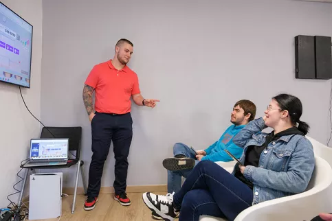 Dispositf d'insertion Boost Douai - Thibaut Louvet, Chargé d'insertion professionnelle et éducateur sportif, avec Rémy et Laura