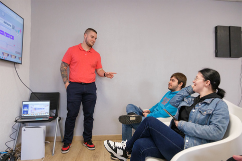 Dispositf d'insertion Boost Douai - Thibaut Louvet, Chargé d'insertion professionnelle et éducateur sportif, avec Rémy et Laura