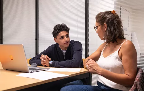 Mohamed, nouvellement entré à Boost insertion Perpignan, en entretien avec Marina Veeran, conseillère emploi, formation insertion, discute des métiers qu'il aimerait explorer.