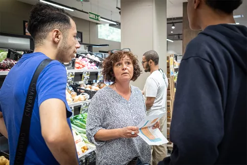 Dispositif Boost insertion Perpignan - Courses  réalisées ensemble avec des jeunes et  Magali Bonnecarrère, CEFI, en vue du repas en commun