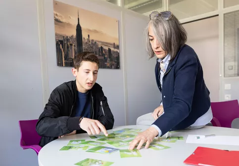 Dispositif Boost insertion Vernon. Théo en entretien avec Nathalie Vallon, directrice du site. Jeu de cartes sur les "besoins" des jeunes