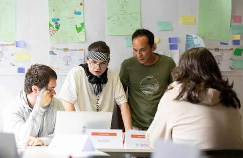 Dispositif Boost insertion Vernon - Pascal, formateur, discute avec les jeunes