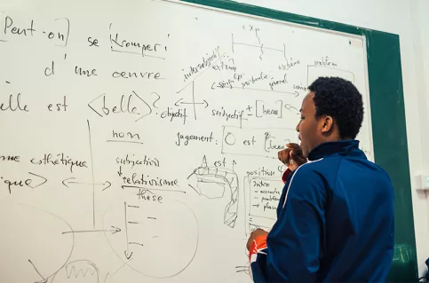 Abdul, à l'IES Sainte-Thérèse lors du temps d'études Abdul, à l'IES Sainte-Thérèse lors du temps d'études. Il est devant un tableau d'un cours de philosophie donné à une classe de terminale. Il est très curieux et cherche à comprendre la réflexion "Peut-on se tromper en disant d'une oeuvre qu'elle est belle ?"