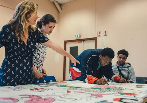 Abdul, à l'IES Sainte-Thérèse lors d'un atelier dessin avec une intervenante artistique