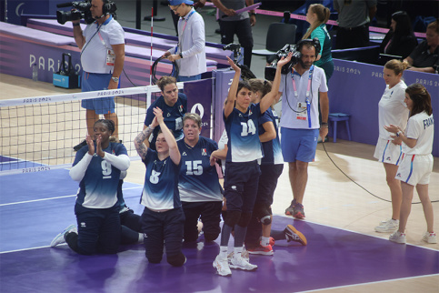 Match de volley assis de l'équipe féminine aux jeux paralympiques