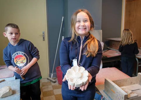  Atelier sculpture, Louise-Marie montre sa réalisation