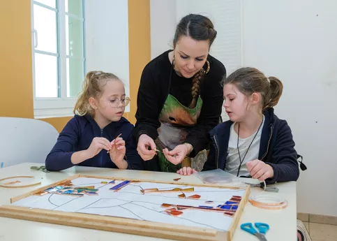 Atelier vitrail avec Céline Grandsert, vitrailliste, Coline et Juliette