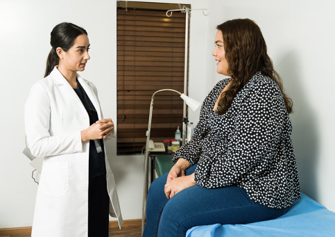 Consultation médicale d'une personne en surcharge pondérale