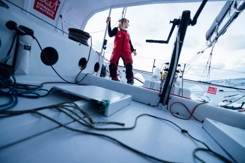Portrait de Violette Dorange sur son bateau, depuis l'intérieur de la cabine. 
