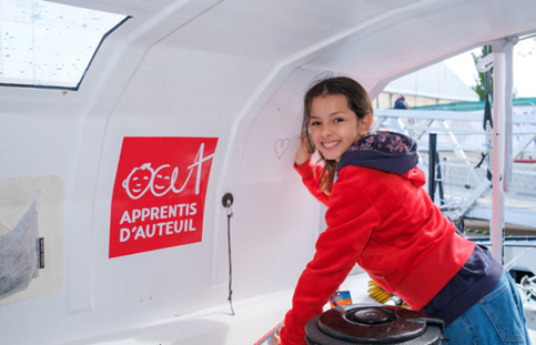 Alissia, jeune fille accueillie à Apprentis d'Auteuil, sur le bateau de Violette Dorange