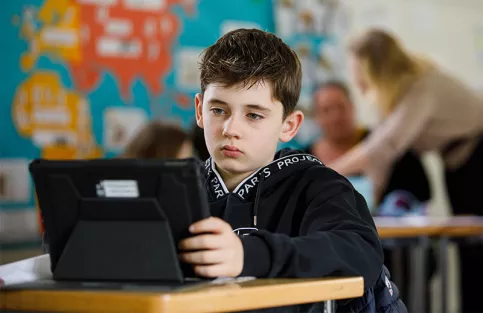Collège Saint-Louis - un collégien en classe de 6ème en cours de SVT travaille sur une tablette 