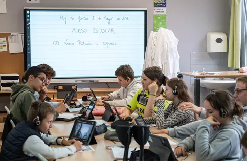 Durant un cours d'espagnol au collège ressources Saint-Jacques , les élèves peuvent travailler l'accent et la prononciation grâce aux tablettes et aux écouteurs 