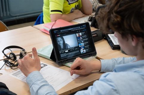 Cours d'espagnol avec tablettes et écouteurs au collège ressources Saint-Jacques