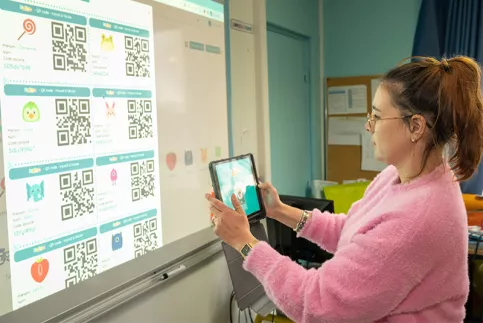 Les enseignants se forment au pédagogique numérique. Ici, des Floralies pédagogiques pour les enseignants du 1er degré -Atelier comment accompagner les usages numériques de vos jeunes de primaire. Travail sur les QR code 