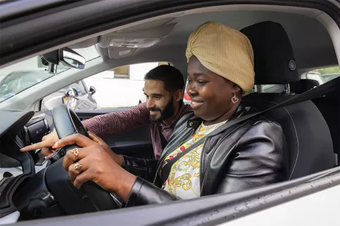 Mob & Go Grenoble, Fatoumata prend une leçon de conduite avec Gautier Sonzogni