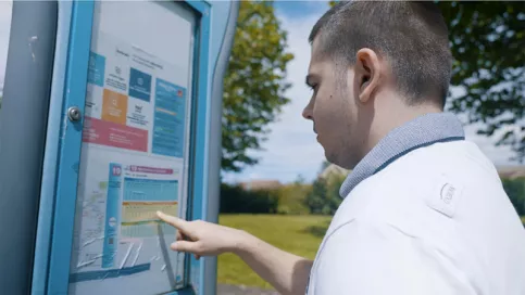 Boost Douai, Rémy regarde les horaires de bus