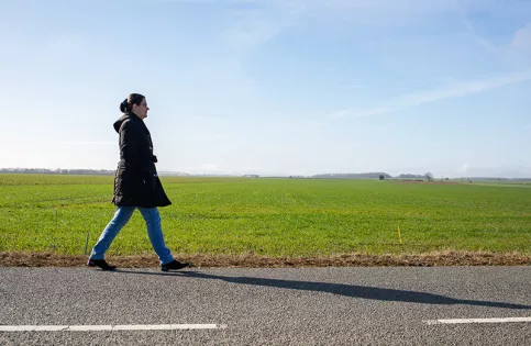 En l'absence de transports et de permis de conduire, Magali en est réduite à marcher des kilomètres le long de la route