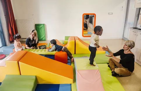 Crèche Les petites pousses du lac - Un atelier de motricité pour les moyens avec Tylia Desangin et Aurélie Lamirault, animatrices petite enfance