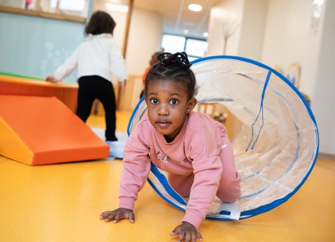Crèche L'Envol - Jeu pour favoriser la motricité avec Fatoumata