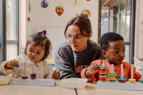 Crèche Les petites pousses du lac - Atelier motricité fine pour les moyens grâce à un jeu de précision.
