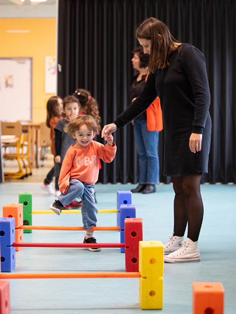 Ecole Saint-Martin - séance de motricité pour les maternelles avec Khadija et Tiffany Valet, ASEM