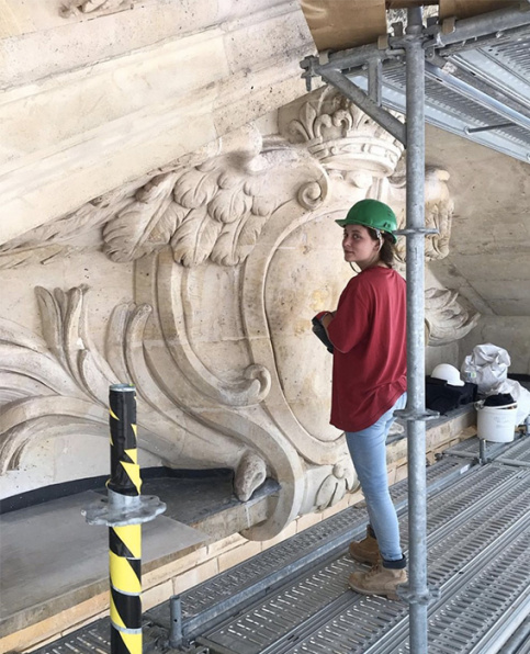 Jeanne Demilliano, ancienne de la fondation, sur le chantier de restauration de Notre-Dame de Paris