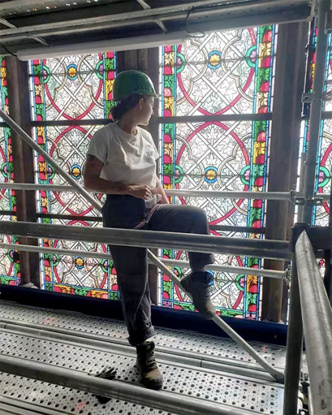 Jeanne Demilliano, ancienne de la fondation, sur le chantier de restauration de Notre-Dame de Paris