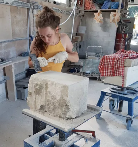 Jeanne Demilliano, ancienne de la fondation, à l'atelier de la pierre d'angle
