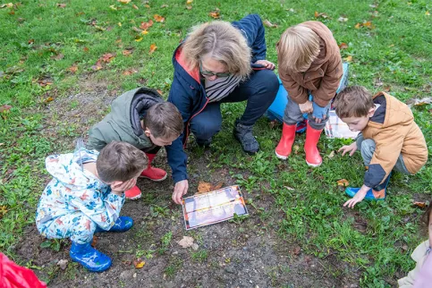 Elèves de l'école Notre-Dame de Lourdes en "classe du dehors" avec Nathalie Colmant, référente pédagogique