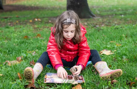 Constance, élève en moyenne section de maternelle de l'école Notre-Dame de Lourdes en "classe du dehors"  