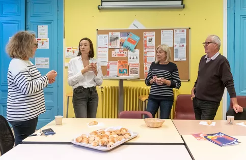 Groupe scolaire Notre-Dame-de-Lourdes - Café des parents - Nathalie Colmant (à gauche) discute avec Alexia (une maman) et des grands-parents