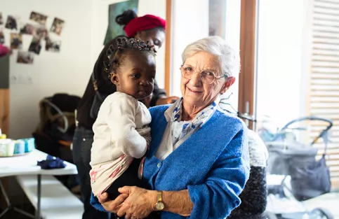 Une bénévole à la maison des familles de Bordeaux