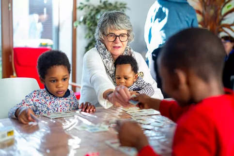 Une bénévole à la maison des familles de Bordeaux