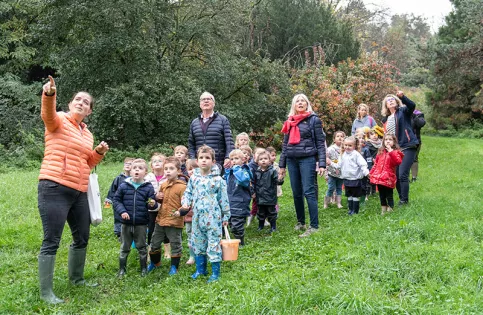 Ecole Notre-Dame-de-Lourdes -   L'école du dehors avec des parents et grands-parents