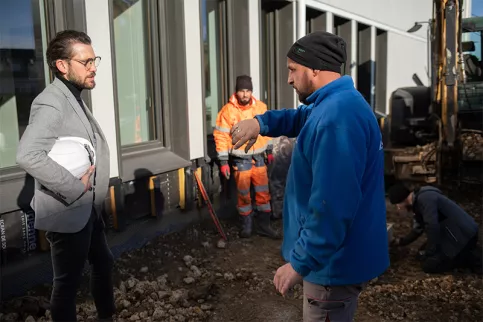 Dimitri Delporte échange avec un ouvrier