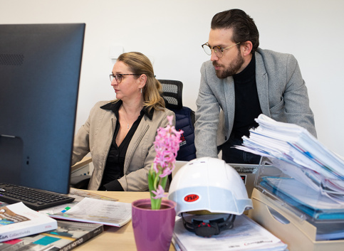 Dimitri Delporte fait un point travaux et finances avec Emilie Dispot, assistante de gestion