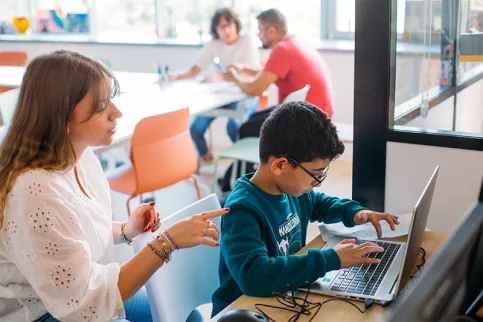 Maison des familles de Dijon - Aide aux devoirs sur un ordinateur avec Solène en  service civique
