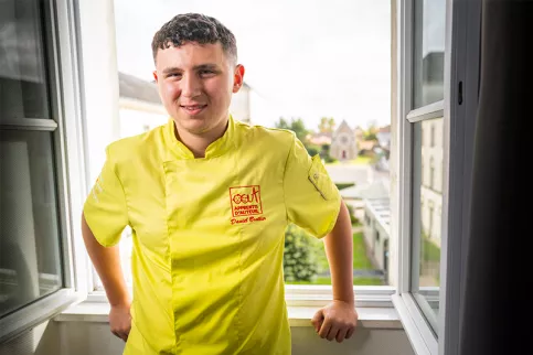 Medhi dans sa chambre à l'internat