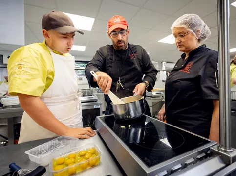 Medhi avec Matthieu Giraud, formateur  lycée hôtelier Daniel Brottier