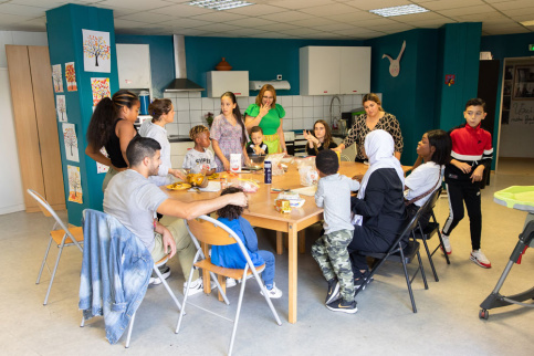Parents et enfants en train de déjeuner
