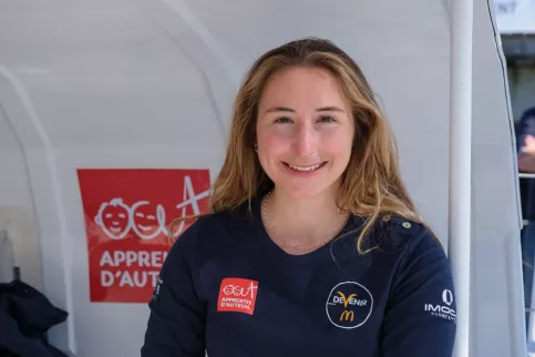 Portrait de Violette Dorange sur son bateau