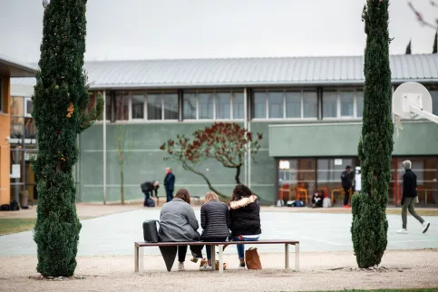Jeunes assis dans la cour de récréation dans l'établissement de la Cadène