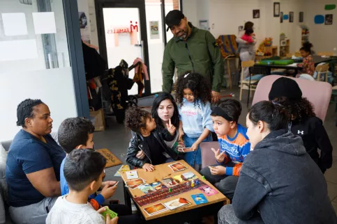 Parents et enfants dans la Maison des familles de Toulouse