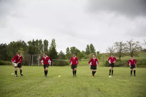 Collègiens sur le terrain de sport