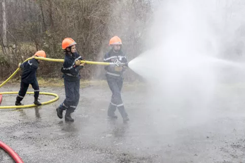 2 jeunes collégiens en exercice avec le tuyau d'incendie