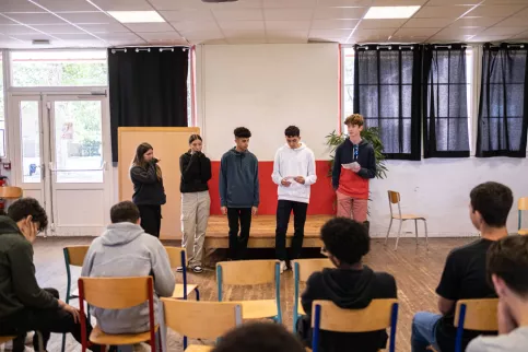 Préparation du grand oral dans une salle de classe dans l'établissement St Gabriel