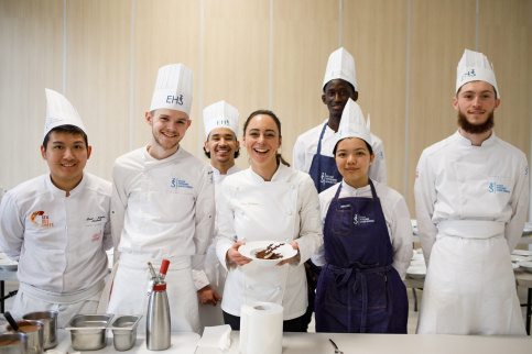 Nina Métayer au milieu d'un groupe de jeunes. Tous sont en tenue de pâtissier.