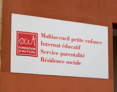 Panneau de présentation sur la porte d'entrée de la résidence sociale