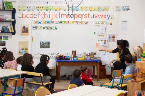classe d'une école avec des jeunes enfants