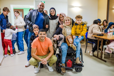 photo de groupe de personnes familles et éducateurs à la Halte des Parents de Marseille